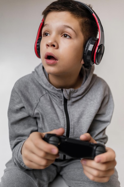 niño jugando a videojuegos