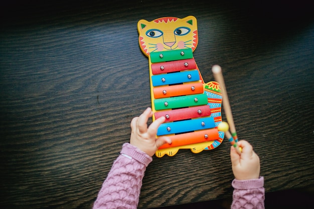 Niño jugando xilófono