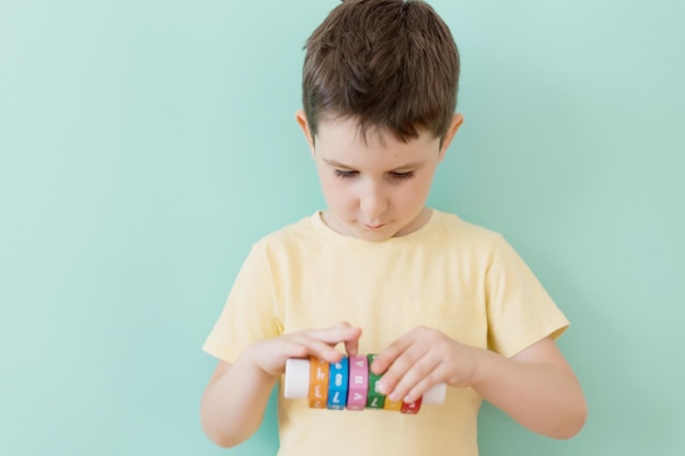 Niño con juguete de aprendizaje de matemáticas aritméticas