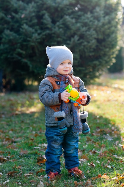 Un niño con un juguete en manos de los paseos por el parque.