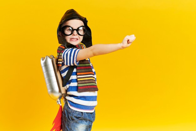 Niño juguetón con jet pack en foto de estudio