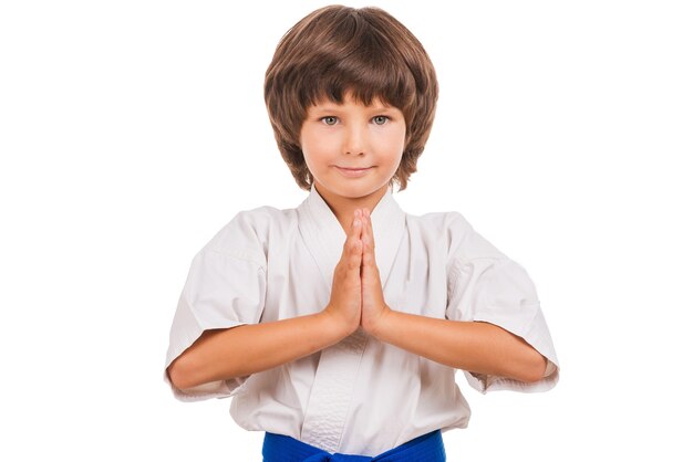 Niño del karate. Niño en pose de karate. Posición de coreografía de Karate.