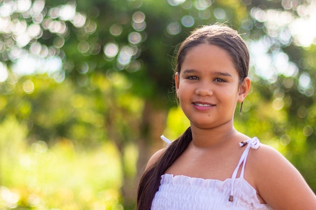 Foto niño latino en el área verde de brasil