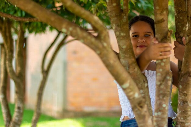 Foto niño latino en el área verde de brasil