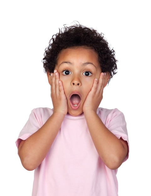 Foto niño latino sorprendido aislado sobre fondo blanco