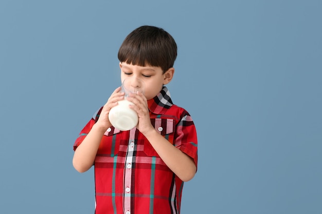 Niño con leche en color