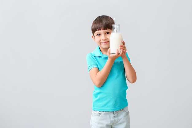 Niño con leche a la luz