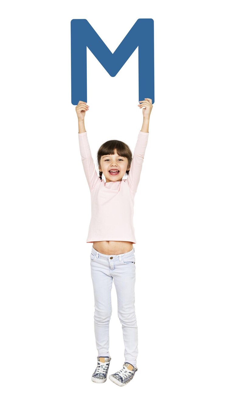 Niño con la letra m png fondo transparente