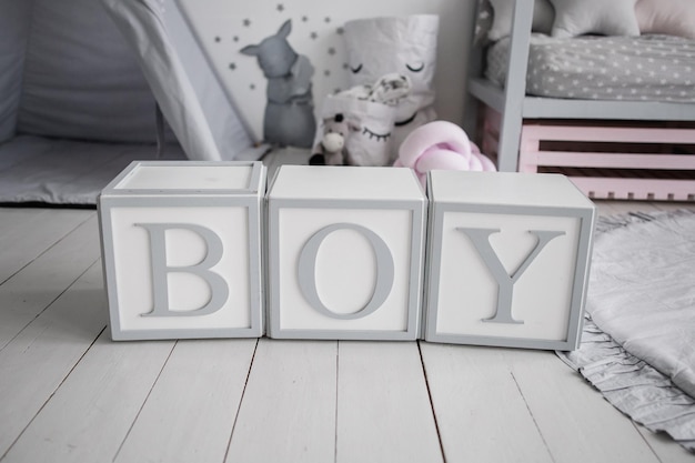 Niño de letras de cubos en la habitación de los niños