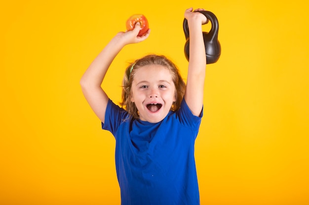 Niño levantando una pesa rusa Niño lindo entrenando con mancuernas Fitness para niños Niño haciendo ejercicio con mancuernas Niños sanos