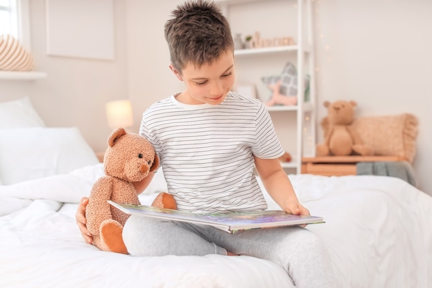 Niño leyendo un cuento para dormir en casa