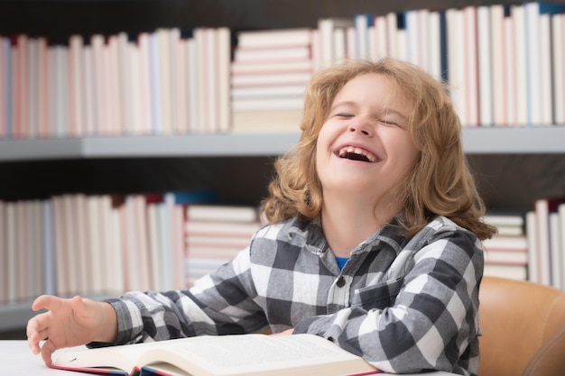 Niño leyendo un libro en una biblioteca escolar Concepto de educación escolar