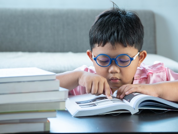 Niño leyendo un libro en casa. concepto de educación