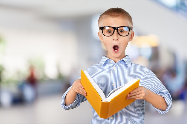 Niño leyendo un libro interesante