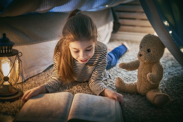 Foto el niño está leyendo un libro