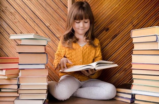 niño leyendo un libro