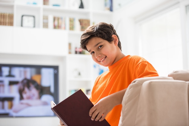 Niño con libro en casa