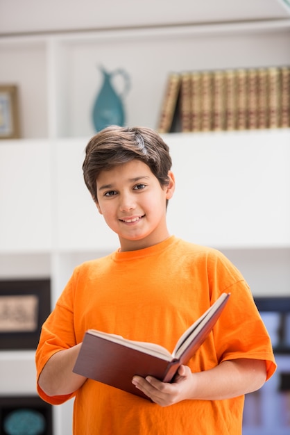 Niño con libro en casa