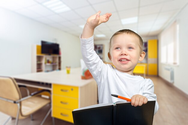 Niño con un libro