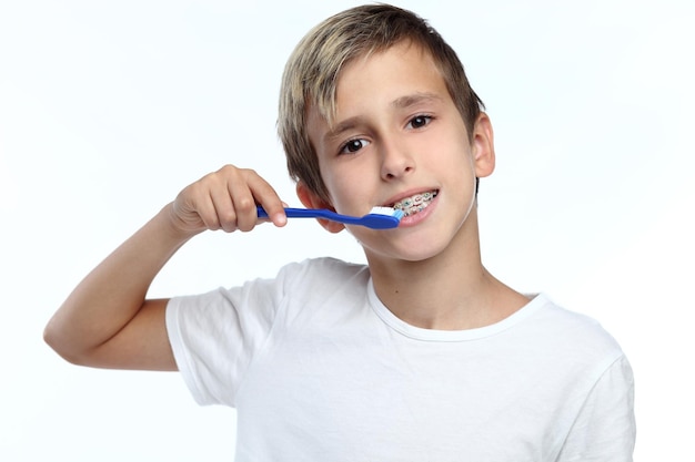 Foto niño, limpieza, el suyo, dientes, encima, fondo blanco