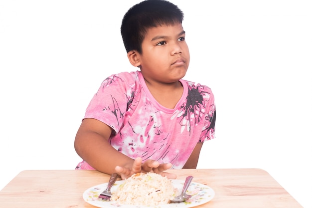 Niño lindo aburrido con comida