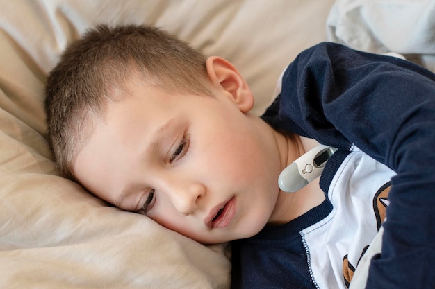 Foto un niño lindo acostado en la cama