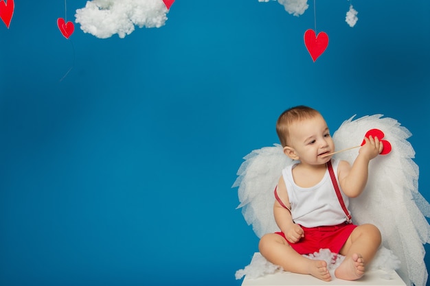 Niño lindo con alas para el día de San Valentín