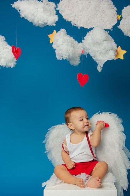 Niño lindo con alas para el día de San Valentín