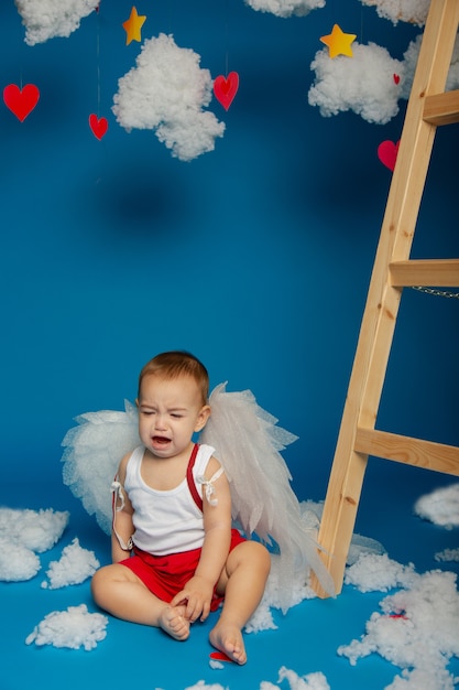 Niño lindo con alas para el día de San Valentín