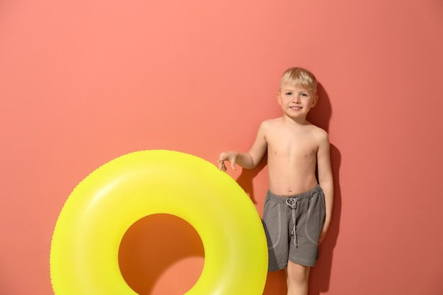 Niño lindo con anillo inflable en color