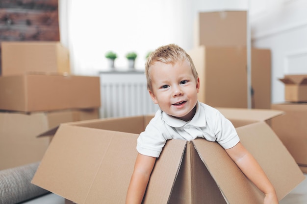 Foto niño lindo ayudando a empacar cajas