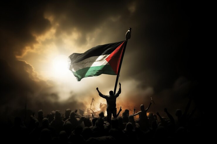 Un niño lindo con la bandera nacional de Palestina en un fondo claro