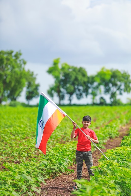 Niño lindo con la bandera tricolor nacional india