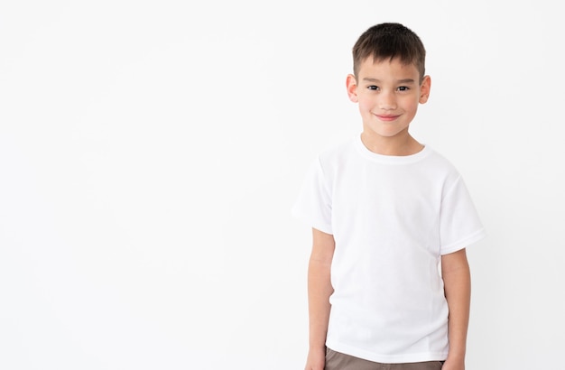 Niño lindo con camiseta blanca en blanco