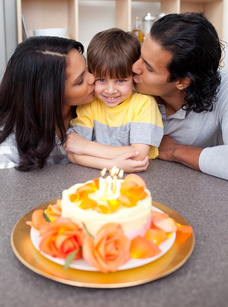 Niño lindo celebrando su cumpleaños con sus padres