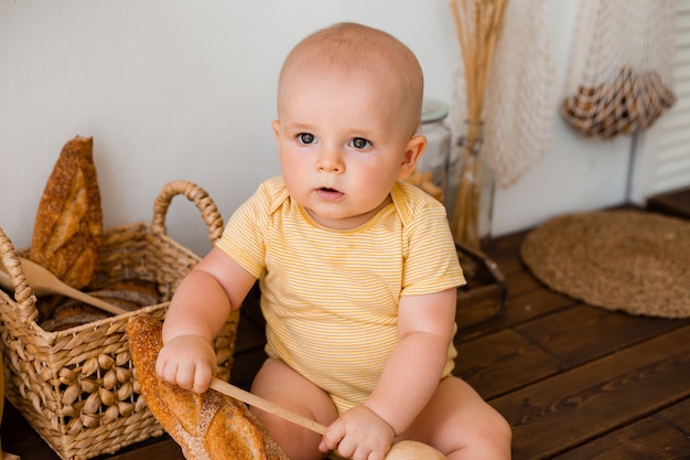 Niño lindo en la cocina de madera de la casa