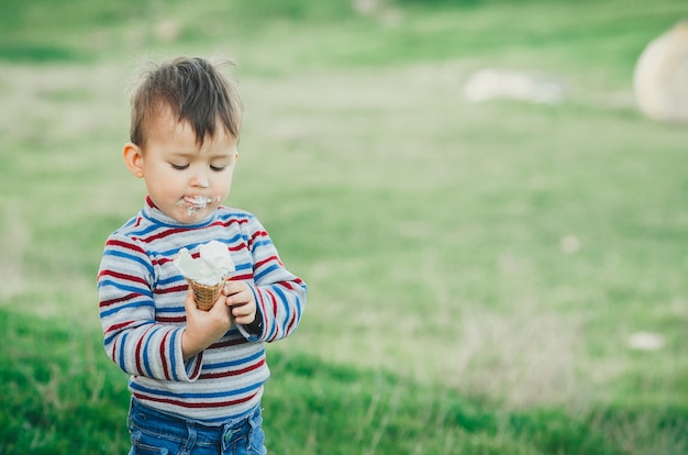 Niño lindo comiendo helado