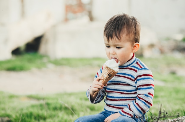 Niño lindo comiendo helado