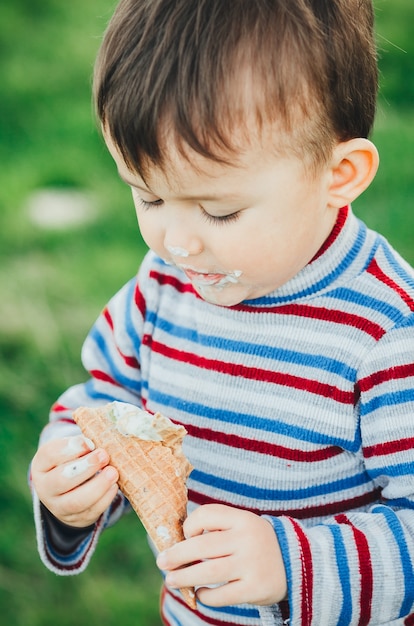 Niño lindo comiendo helado