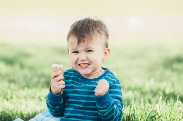 Niño lindo comiendo helado