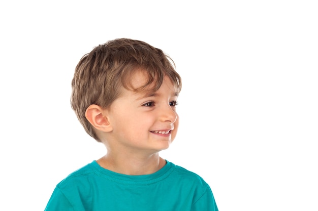 Niño lindo con cuatro años y camiseta verde