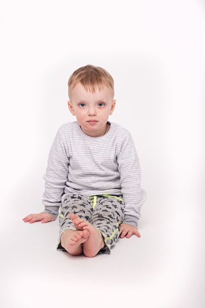 Niño lindo con dermatitis en el fondo blanco