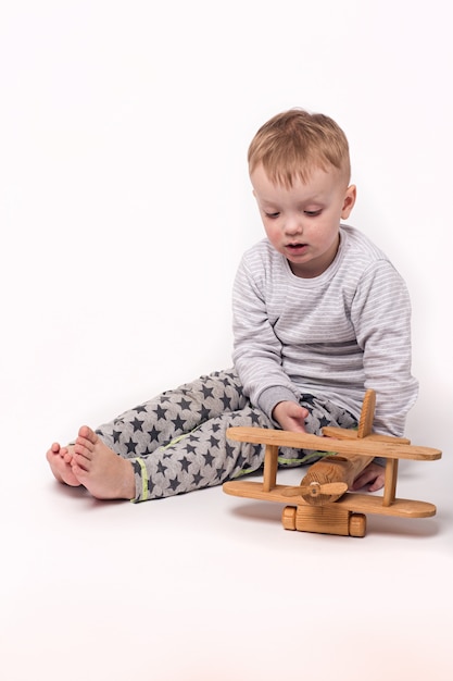 Niño lindo con dermatitis con plano sobre fondo blanco