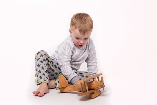 Niño lindo con dermatitis con plano sobre fondo blanco