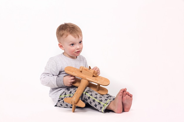 Niño lindo con dermatitis con plano sobre fondo blanco