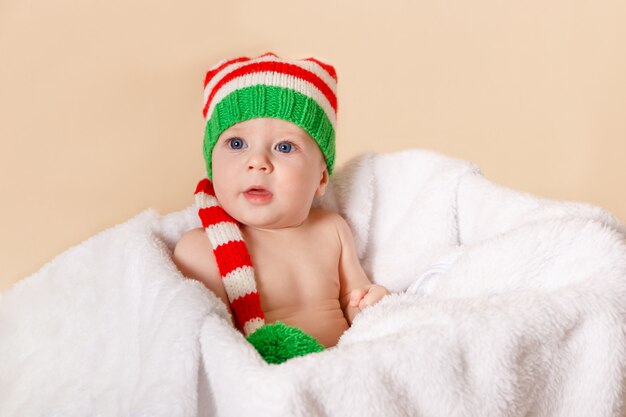 Niño lindo con un gorro de Papá Noel de ganchillo