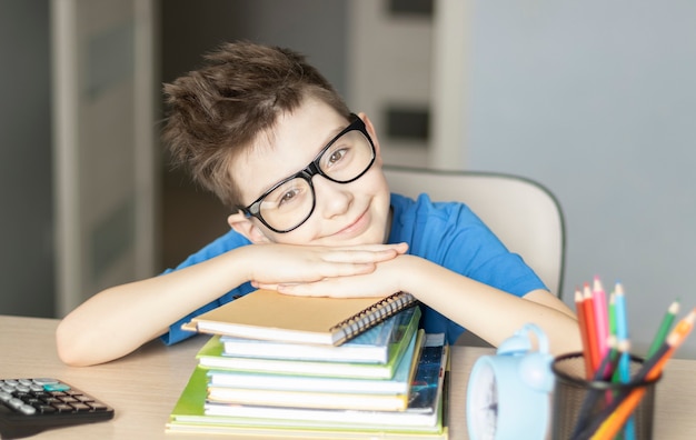 Niño lindo haciendo los deberes. Escuela de enemigos de aprendizaje infantil.