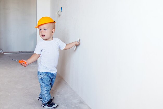 Niño lindo con herramientas de reparación