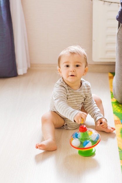 Niño lindo juega en su habitación