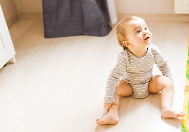 Niño lindo juega en su habitación